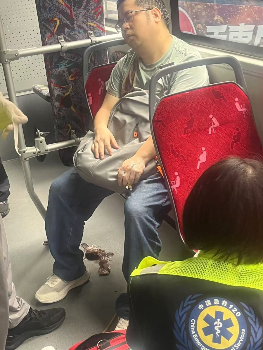 乘客被救治現(xiàn)場照片.jpg